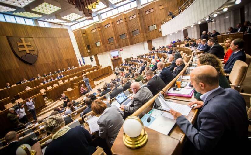 Koniec drahým zahraničným cestám. Do parlamentu sme nasadili videokonferenčný systém.